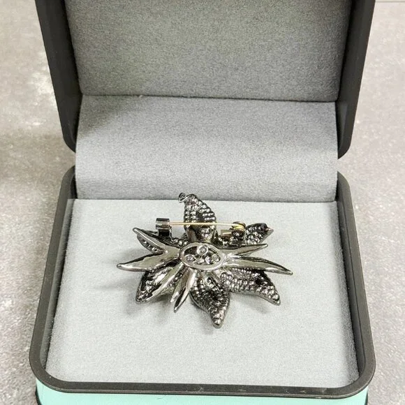 Lily flower brooch, Purple Crystal brooch, vintage brooch, Crystal Floral brooch - Picture 6 of 8